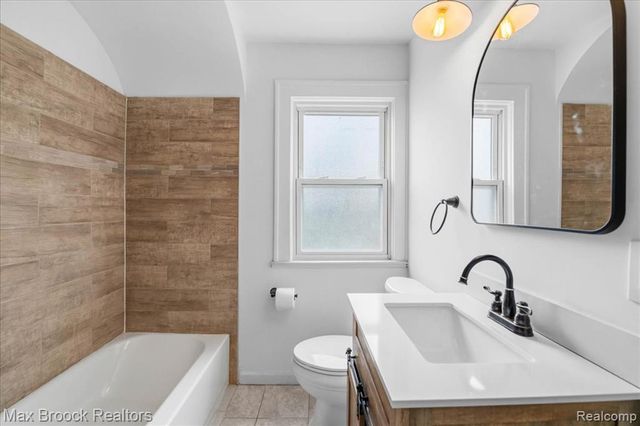 1449 Oakwood Street, Sylvan Lake, MI 48320