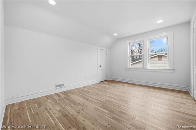 1449 Oakwood Street, Sylvan Lake, MI 48320