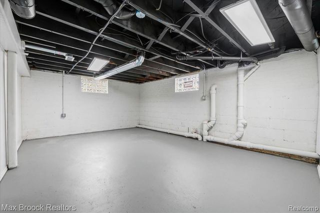 1449 Oakwood Street, Sylvan Lake, MI 48320