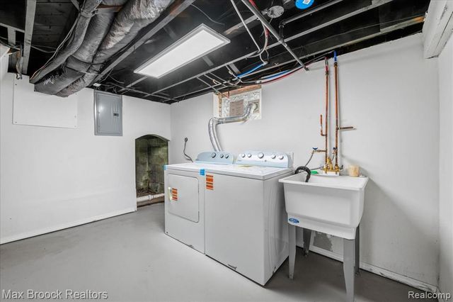 1449 Oakwood Street, Sylvan Lake, MI 48320