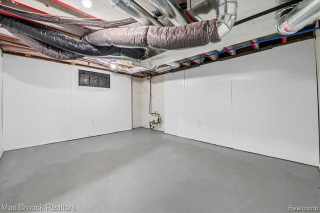 1449 Oakwood Street, Sylvan Lake, MI 48320