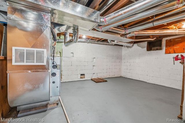 1449 Oakwood Street, Sylvan Lake, MI 48320