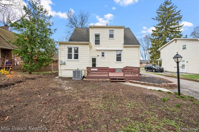 1449 Oakwood Street, Sylvan Lake, MI 48320