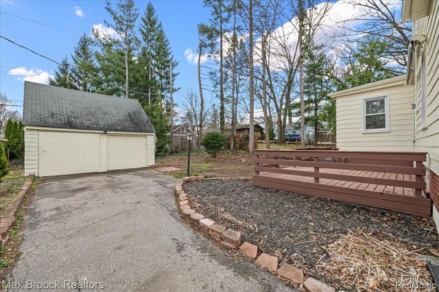 1449 Oakwood Street, Sylvan Lake, MI 48320