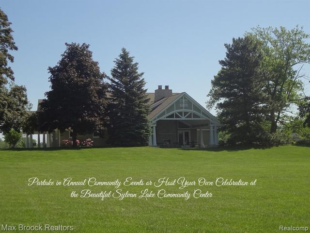 1449 Oakwood Street, Sylvan Lake, MI 48320