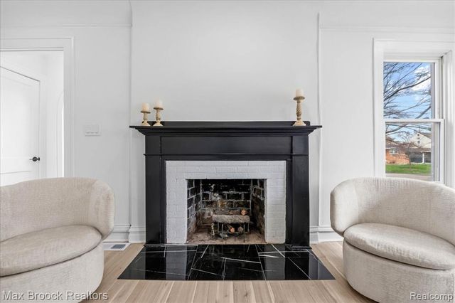 1449 Oakwood Street, Sylvan Lake, MI 48320