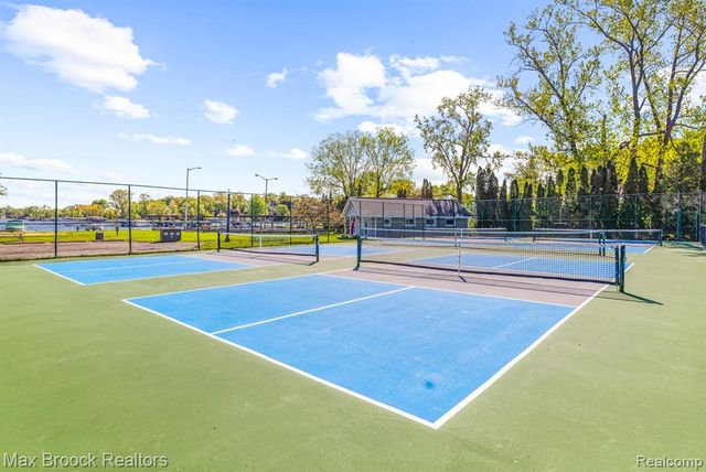 1449 Oakwood Street, Sylvan Lake, MI 48320