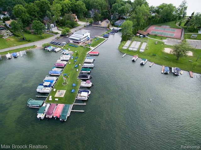 1449 Oakwood Street, Sylvan Lake, MI 48320