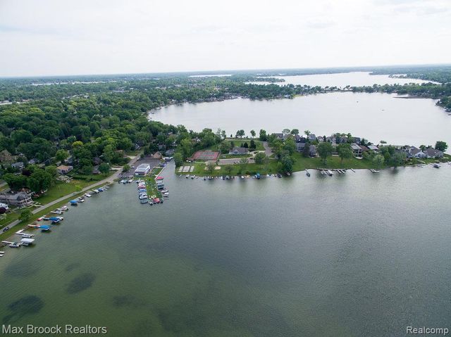 1449 Oakwood Street, Sylvan Lake, MI 48320