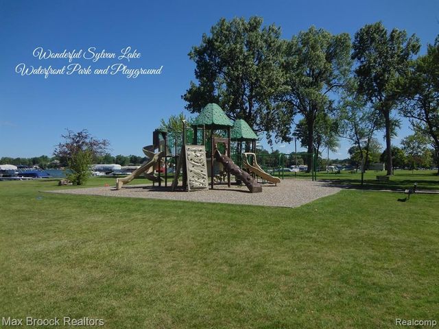 1449 Oakwood Street, Sylvan Lake, MI 48320
