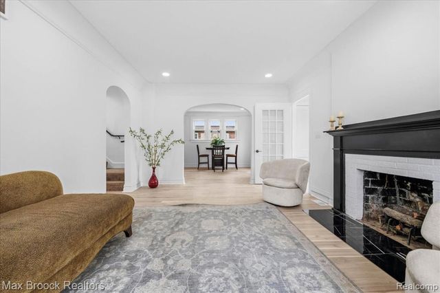 1449 Oakwood Street, Sylvan Lake, MI 48320