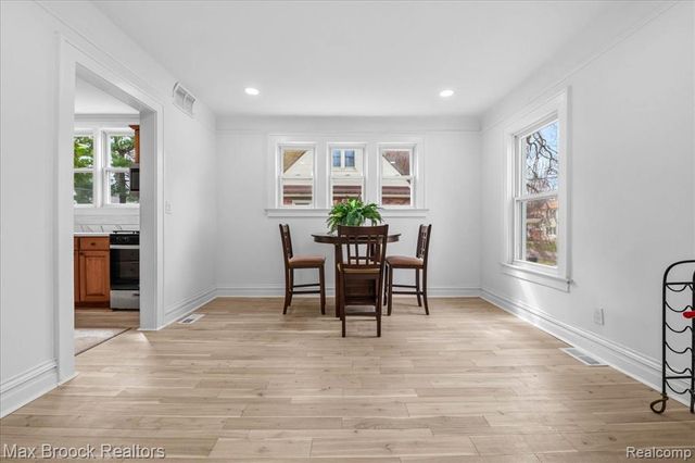 1449 Oakwood Street, Sylvan Lake, MI 48320