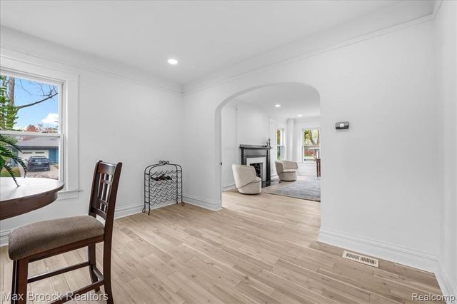 1449 Oakwood Street, Sylvan Lake, MI 48320