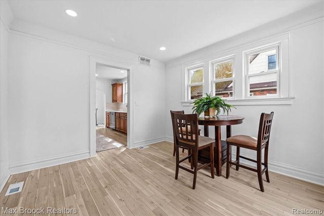 1449 Oakwood Street, Sylvan Lake, MI 48320