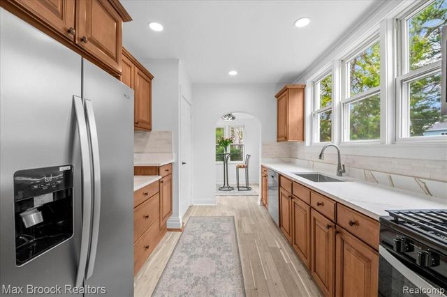 1449 Oakwood Street, Sylvan Lake, MI 48320