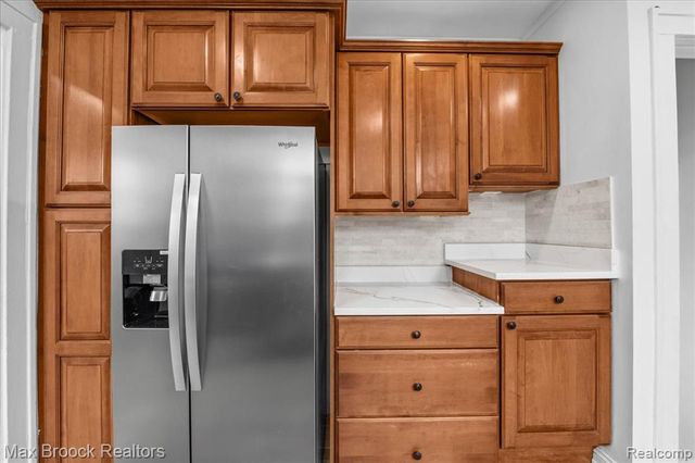 1449 Oakwood Street, Sylvan Lake, MI 48320