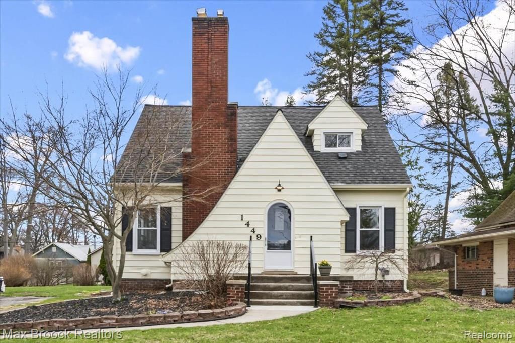 1449 Oakwood Street, Sylvan Lake, MI 48320