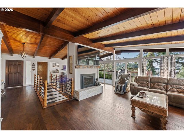 94532 GOLF COURSE Ln, North Bend, OR 97459