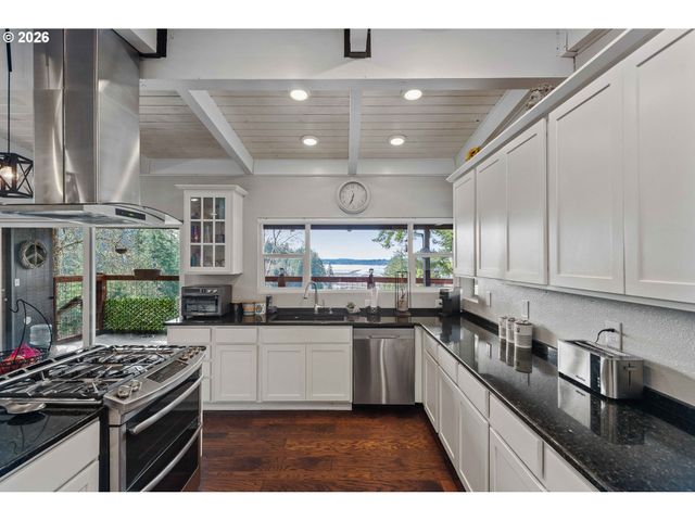 94532 GOLF COURSE Ln, North Bend, OR 97459