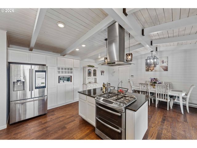 94532 GOLF COURSE Ln, North Bend, OR 97459