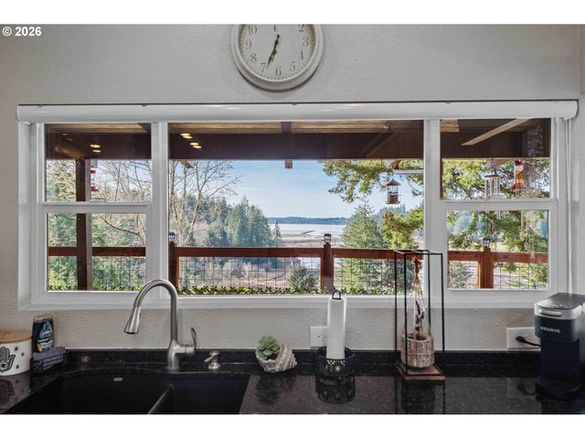 94532 GOLF COURSE Ln, North Bend, OR 97459