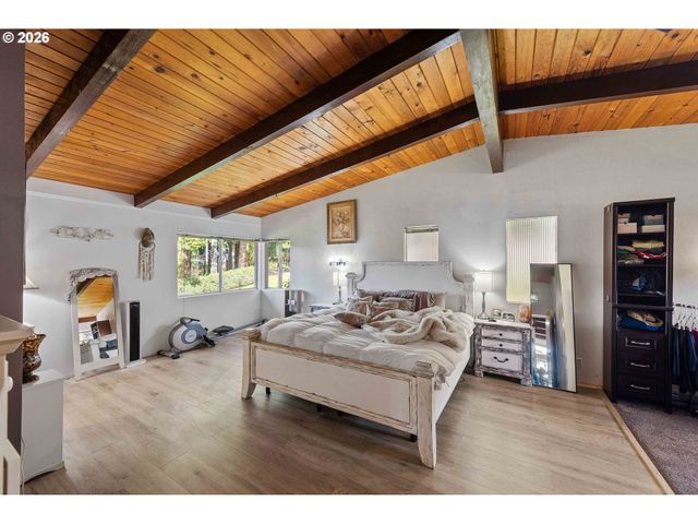 94532 GOLF COURSE Ln, North Bend, OR 97459