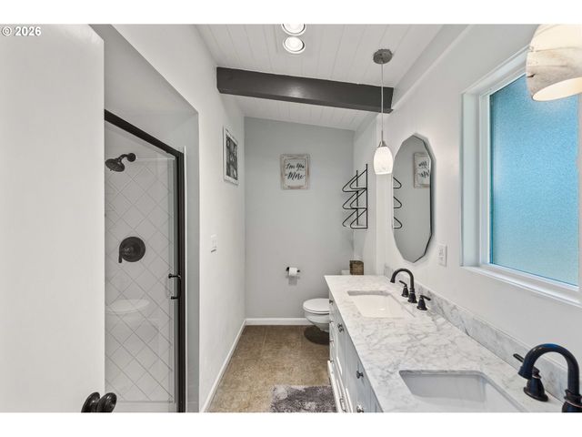 94532 GOLF COURSE Ln, North Bend, OR 97459