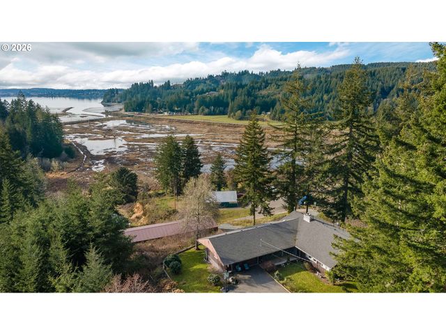 94532 GOLF COURSE Ln, North Bend, OR 97459