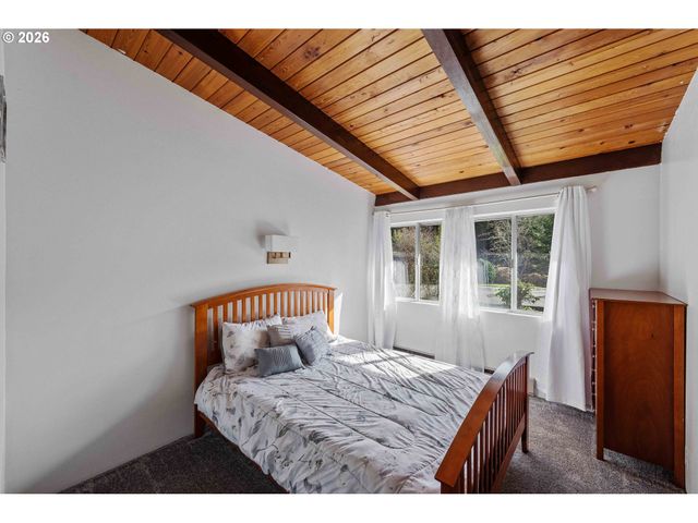 94532 GOLF COURSE Ln, North Bend, OR 97459