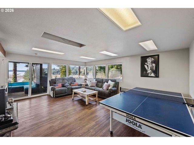 94532 GOLF COURSE Ln, North Bend, OR 97459