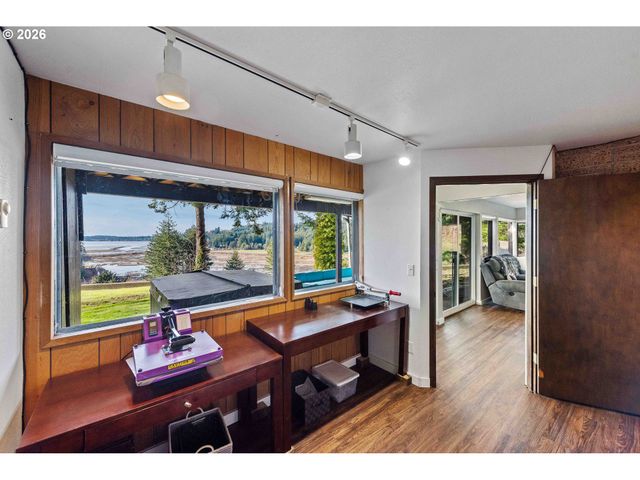 94532 GOLF COURSE Ln, North Bend, OR 97459