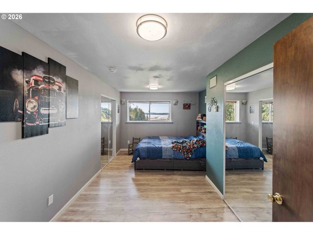 94532 GOLF COURSE Ln, North Bend, OR 97459