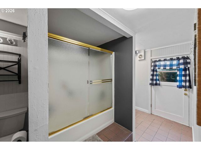 94532 GOLF COURSE Ln, North Bend, OR 97459