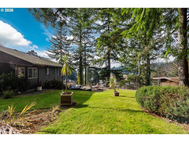 94532 GOLF COURSE Ln, North Bend, OR 97459