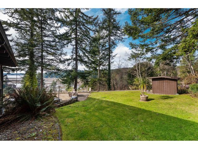 94532 GOLF COURSE Ln, North Bend, OR 97459