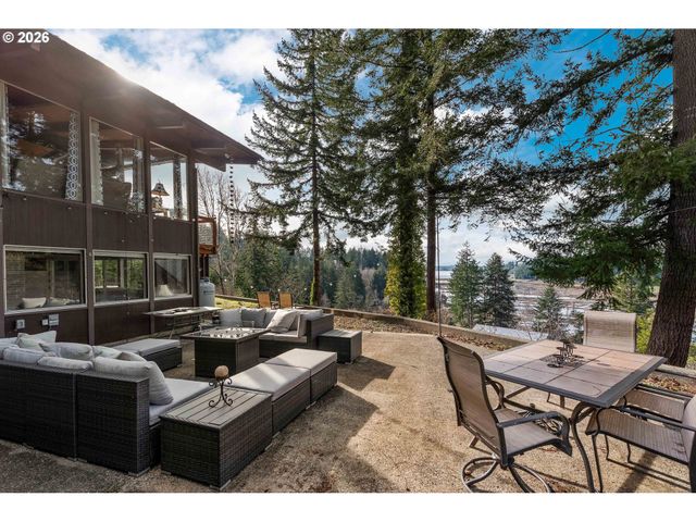 94532 GOLF COURSE Ln, North Bend, OR 97459