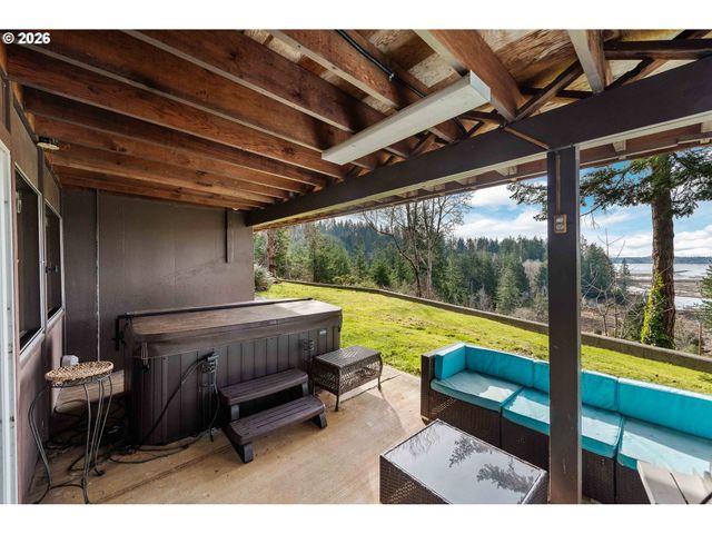 94532 GOLF COURSE Ln, North Bend, OR 97459