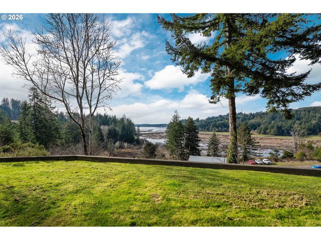 94532 GOLF COURSE Ln, North Bend, OR 97459