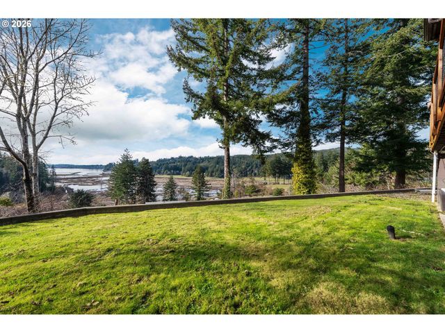 94532 GOLF COURSE Ln, North Bend, OR 97459