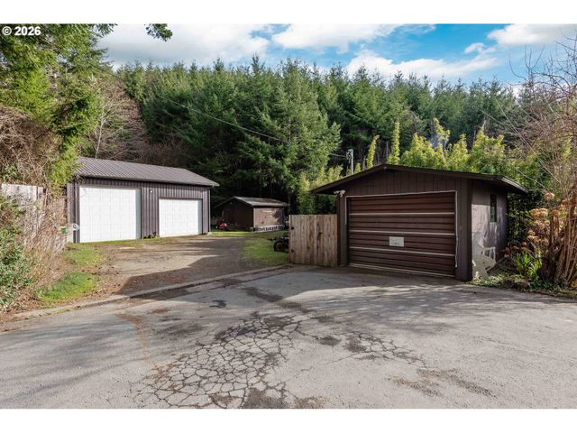 94532 GOLF COURSE Ln, North Bend, OR 97459