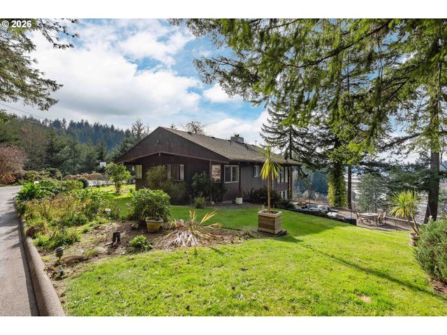 94532 GOLF COURSE Ln, North Bend, OR 97459