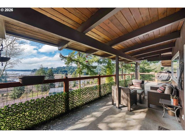 94532 GOLF COURSE Ln, North Bend, OR 97459