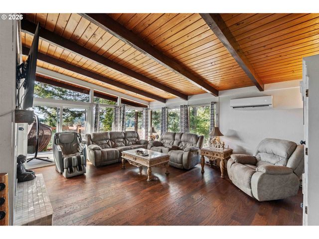 94532 GOLF COURSE Ln, North Bend, OR 97459