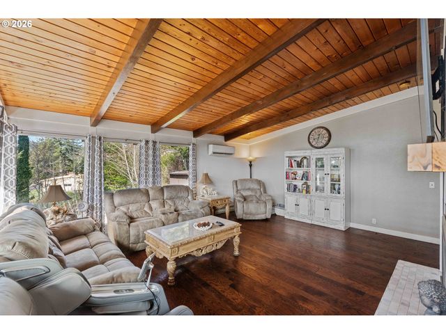 94532 GOLF COURSE Ln, North Bend, OR 97459