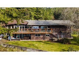 94532 GOLF COURSE Ln, North Bend, OR 97459