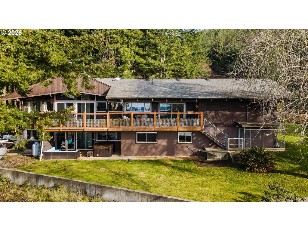 94532 GOLF COURSE Ln, North Bend, OR 97459