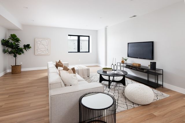 354 Linwood Ave 354, Newton, MA 02460