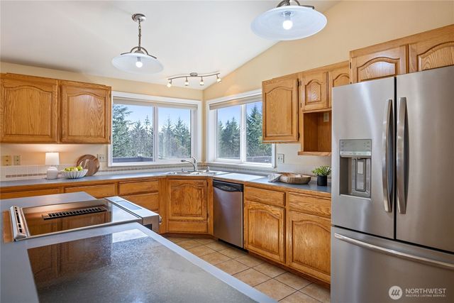 261 E Rainier Court, Allyn, WA 98524