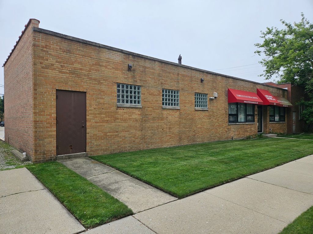 8107 Ridgeway Avenue N, Skokie, IL 60076
