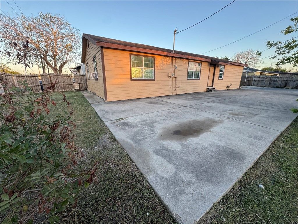 4702 Molina Dr, Corpus Christi, TX 78416 — photo 2